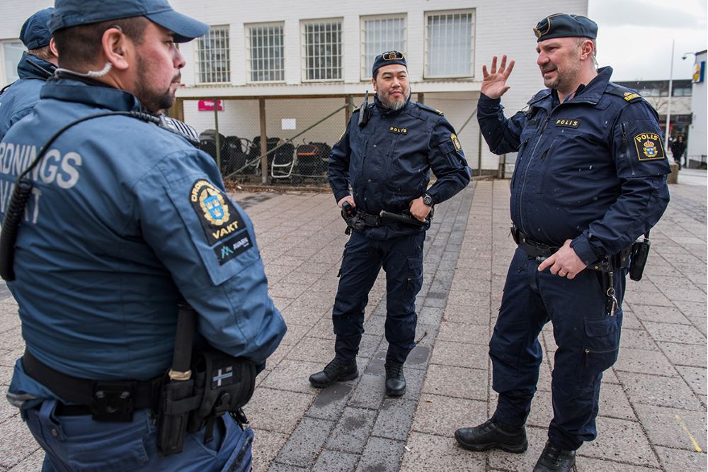 Ordningsvakter och poliser samtalar