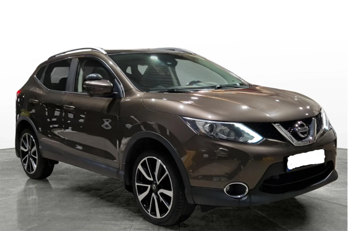 En svart bil av märket Nissan Quashqai, årsmodell 2015.