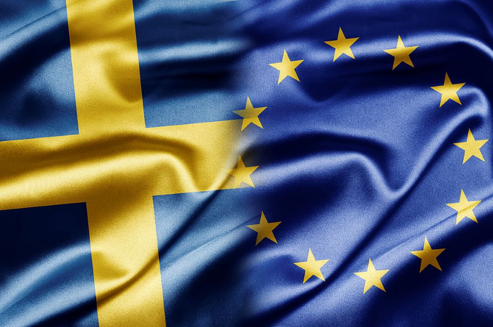 Svenska flaggan och EU-flaggan.