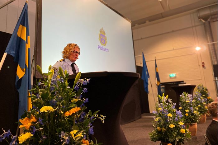 Biträdande regionpolischef Carina Lennquist håller tal till polisaspiranterna.