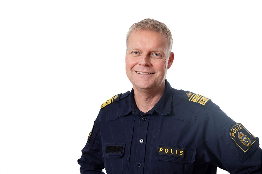 En man klädd i mörkblå polisuniform