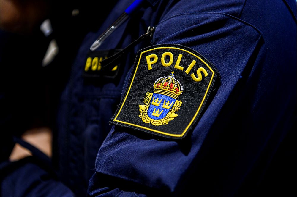 Bild på vänster axel och ärm på en uniformerad polis