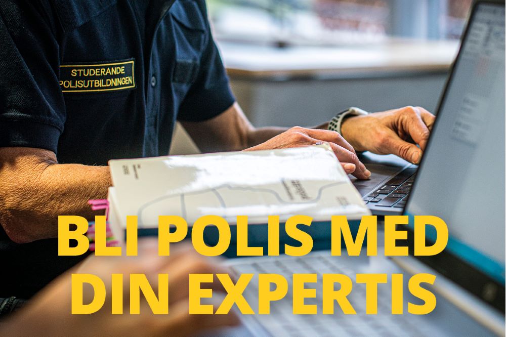 Händer som skriver på laptop. Gul text i versaler över bilden: Bli polis med din expertis