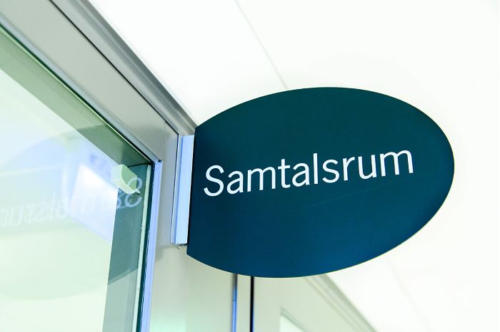 En skylt som säger "Samtalsrum"