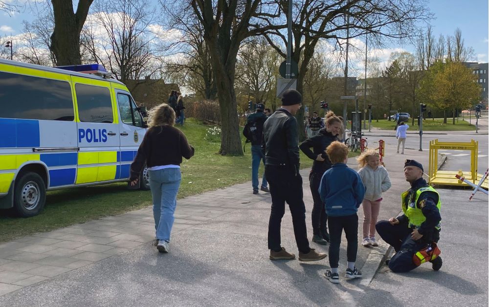 Polis som pratar med familj med två barn