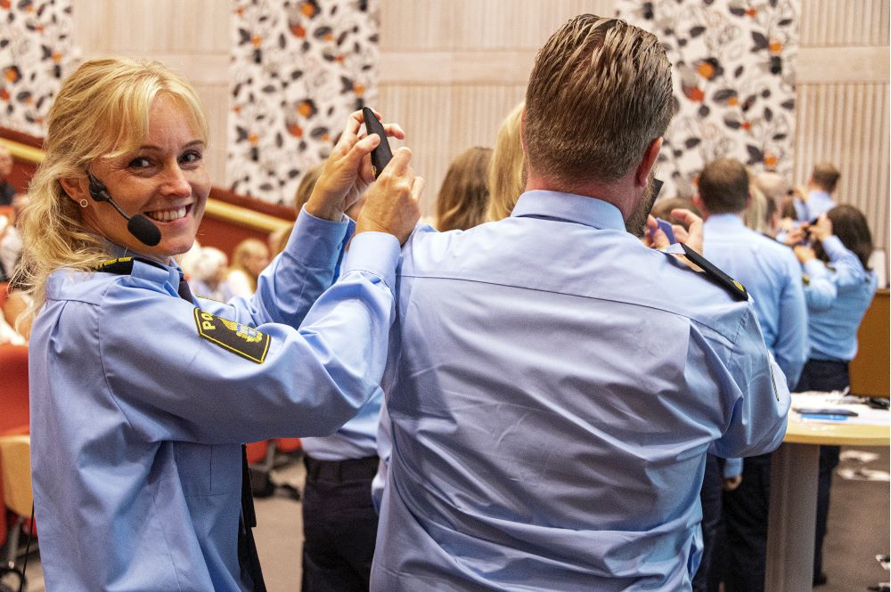 Bemöt alla med värdighet, var mentalt förberedda och ta hand om varandra, hälsar polisområdeschefen Anna Hallqvist till alla nya kollegor.