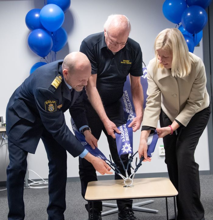 Fotografi av Patrick Ungsäter, regionpolischef Bergslagen, Per-Ove Staberyd, brandchef Nerikes Brandkår och Madeleine Raukas, vd på SOS Alarm.