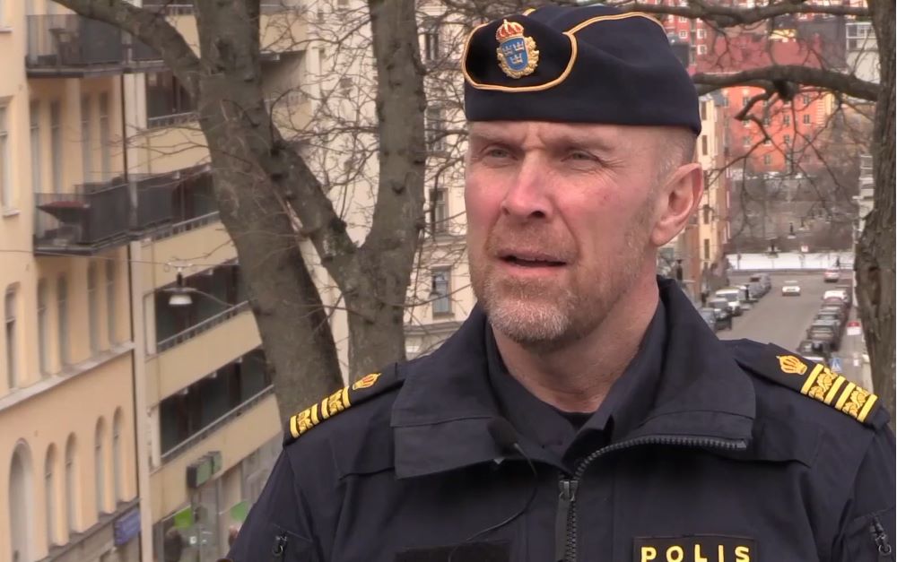 Uniformerad polis i halvbild