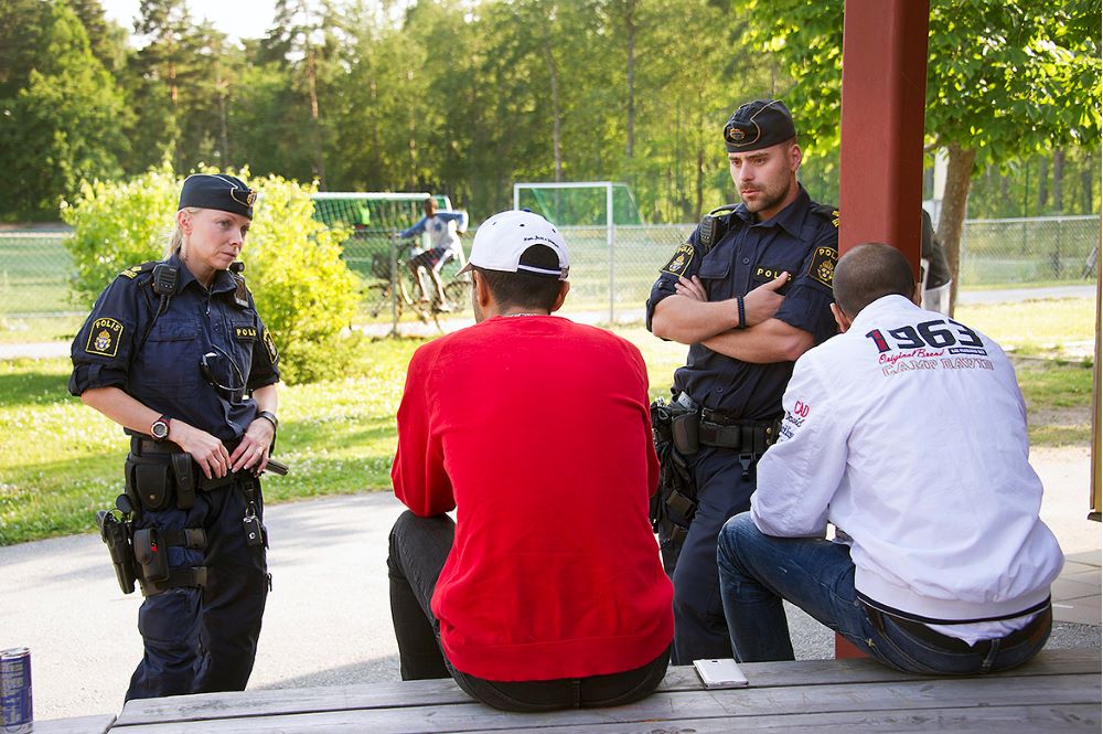 Poliser pratar med ungdomar, Vivalla