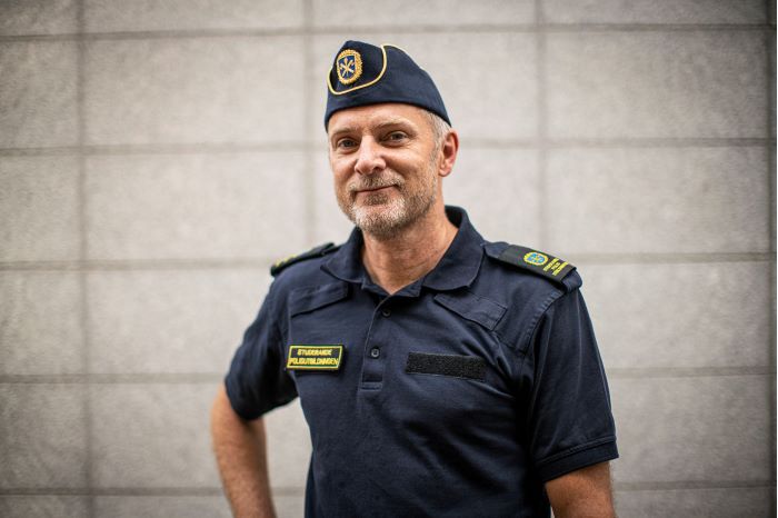 Polisen Johan som står framför en vägg