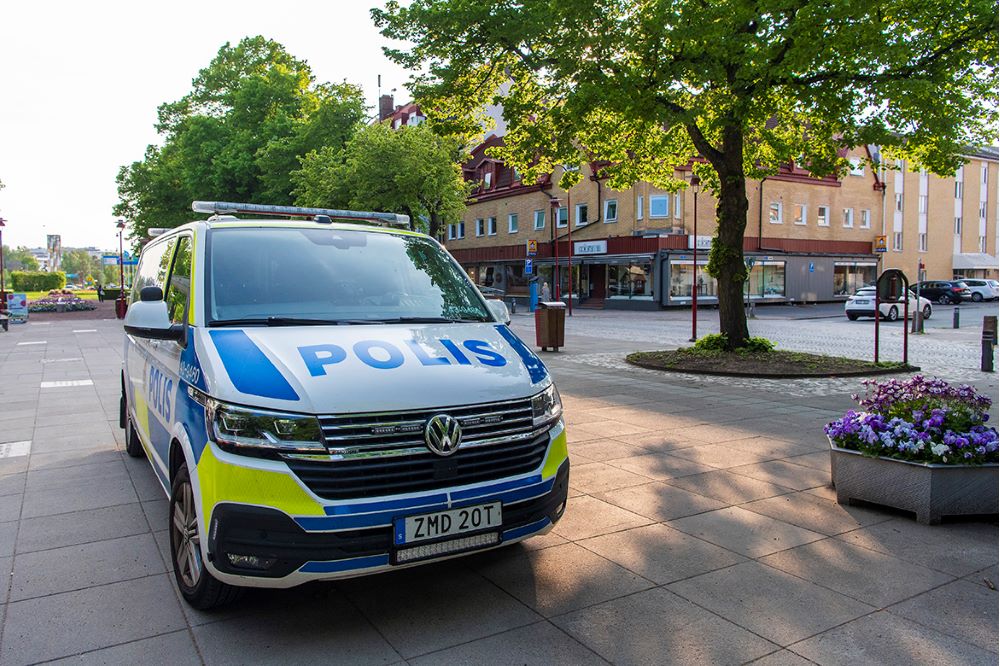 Ett fotografi av en polispiket som kör på gatorna i centrala Jönköping