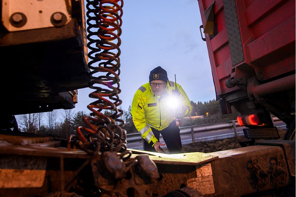 Polis som kontrollerar koppling mellan dragbil och släp