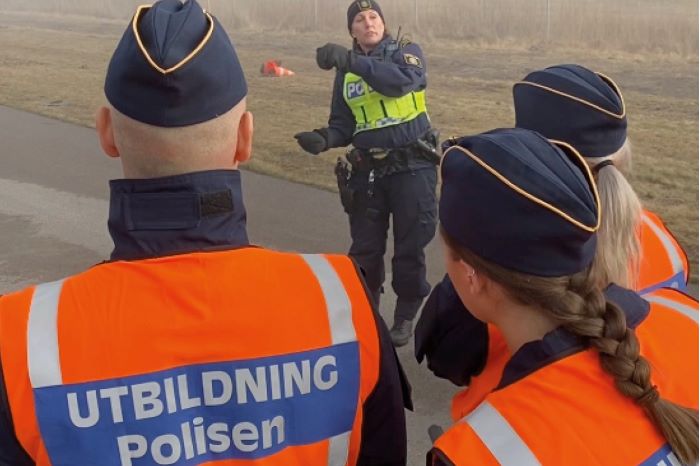 Polisstudenter under utbildning samt lärare som instruerar.