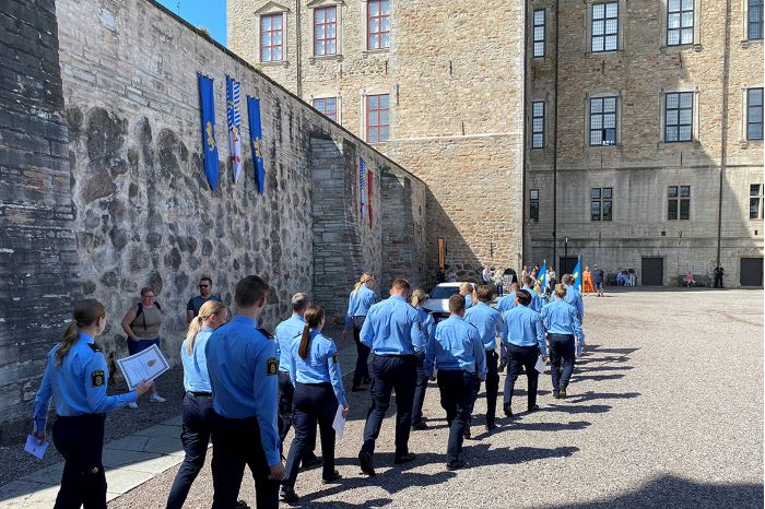 Polisaspiranterna tågar in på borggården vid Vadstena slott.