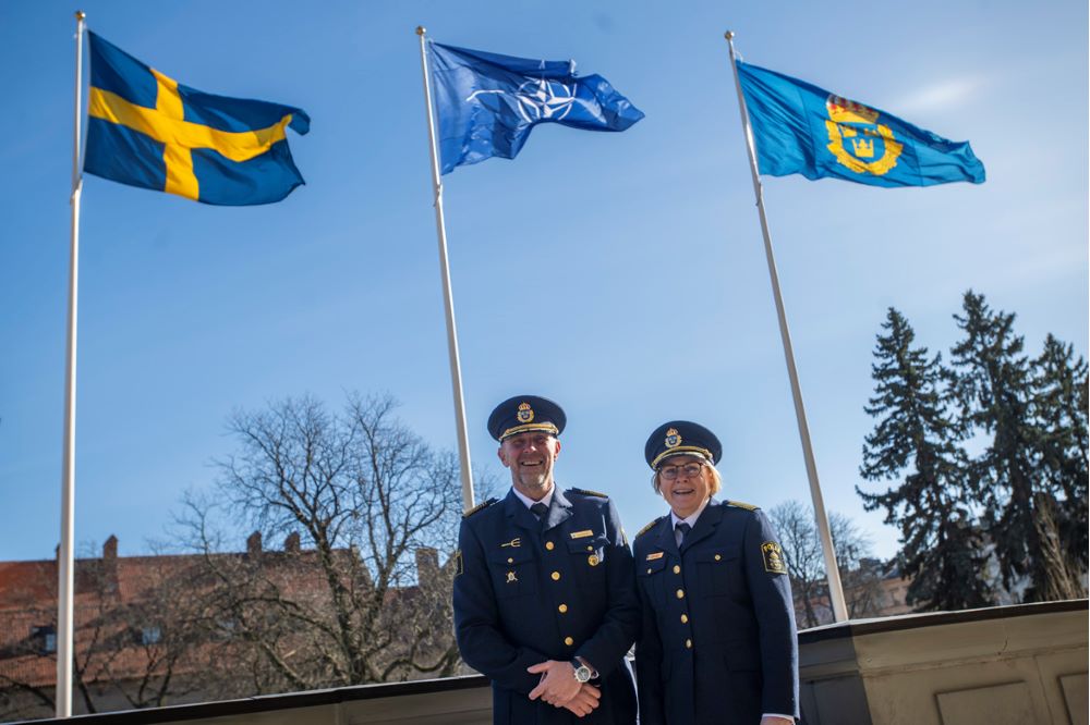 Petra Lundh och Stefan Hector framför Natoflaggan.