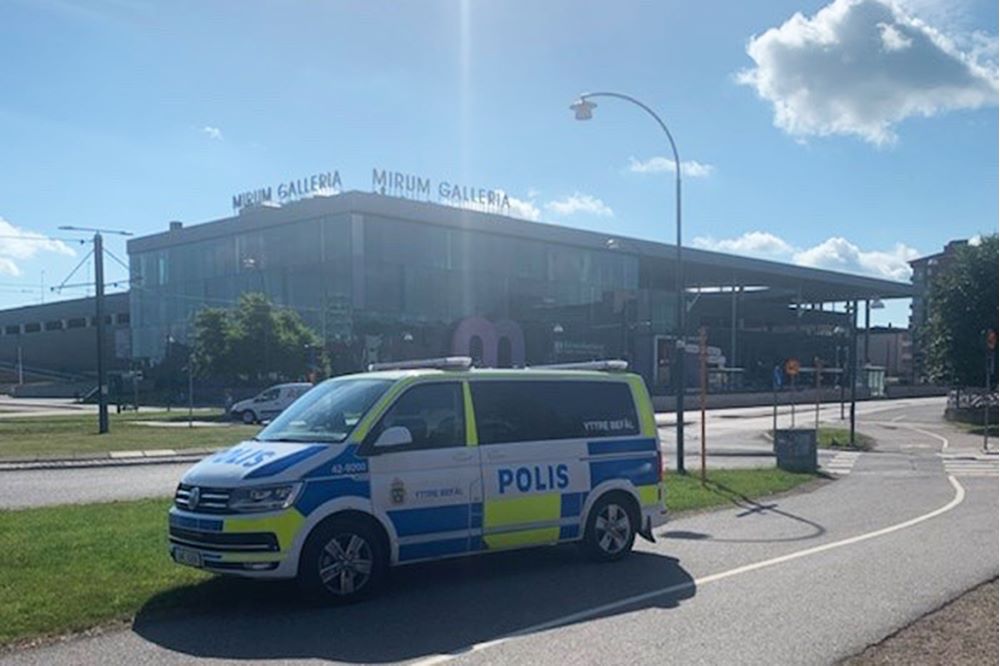 Polisbil framför Mirum Galleri i Hageby.