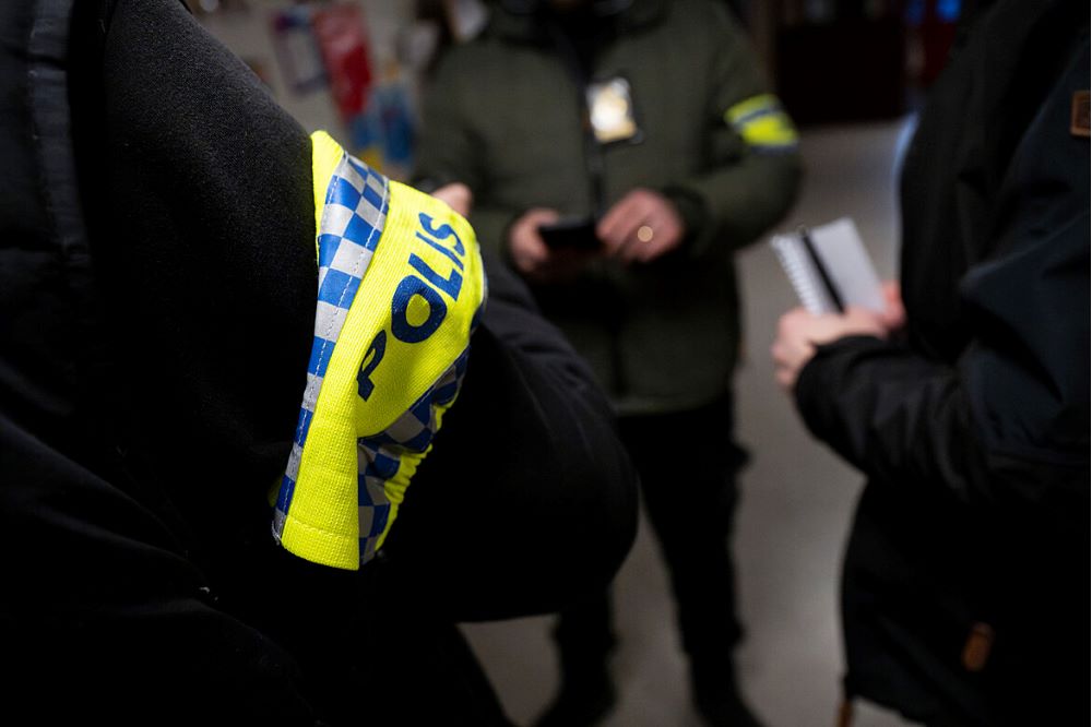 Bilder på armar där polislogga syns.