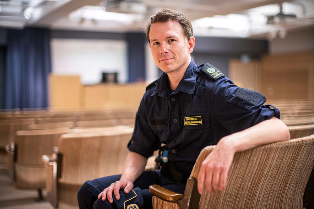 Polisen Andreas som sitter i en hörsal