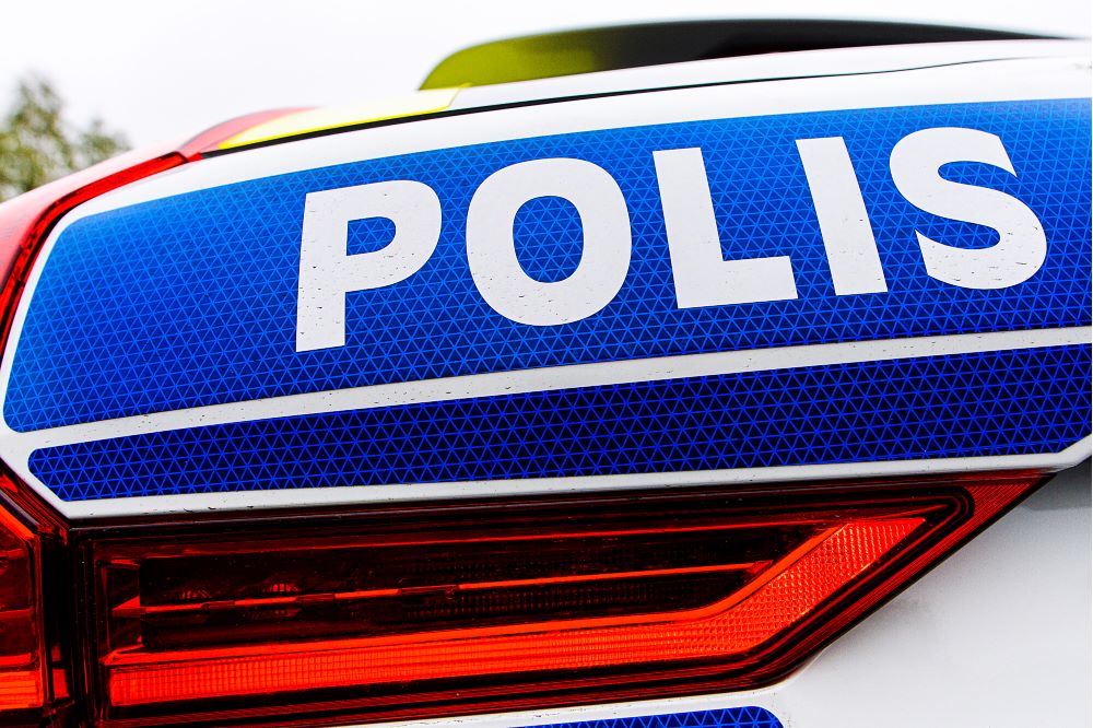 Imzoomad bild på en polisbil med texten POLIS