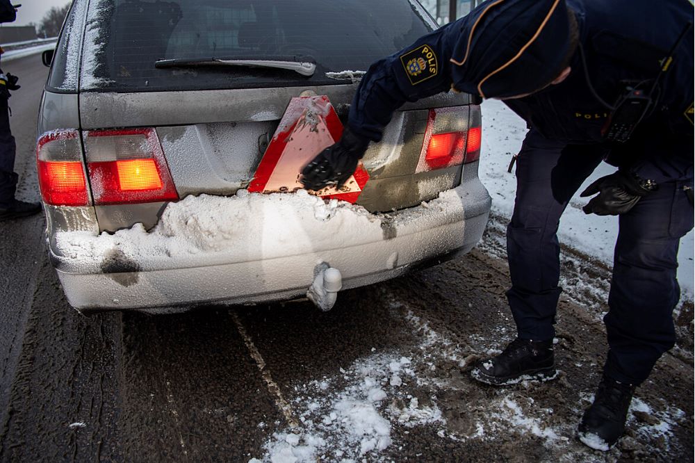 A-traktor, grå, utomhus, vinter, LGF-skylt, snö, polis