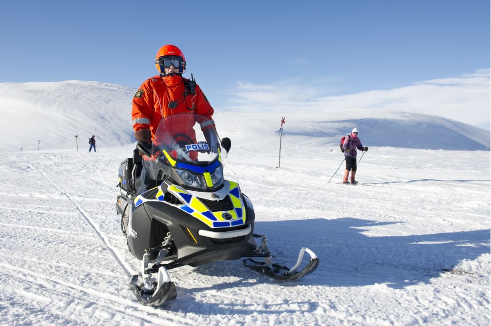 Fjällräddare på en snöskoter.