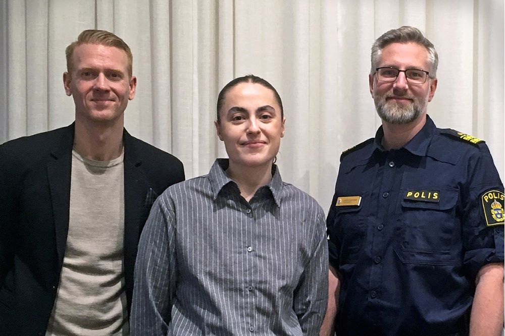 Från vänster Christoffer Bohman, trygghetsstrateg i Skandias stiftelse Idéer för livet, Josefine Helleday (S), kommunstyrelsens 1:e vice ordförande och ordförande i Trygghetsberedningen i Eskilstuna kommun och Robert Åkerström, biträdande lokalpolisområdeschef i Eskilstuna.