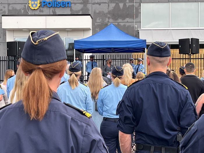 Publik med mest poliser, framför scenen.