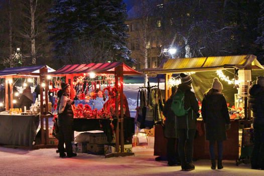 Människor vid julmarknad